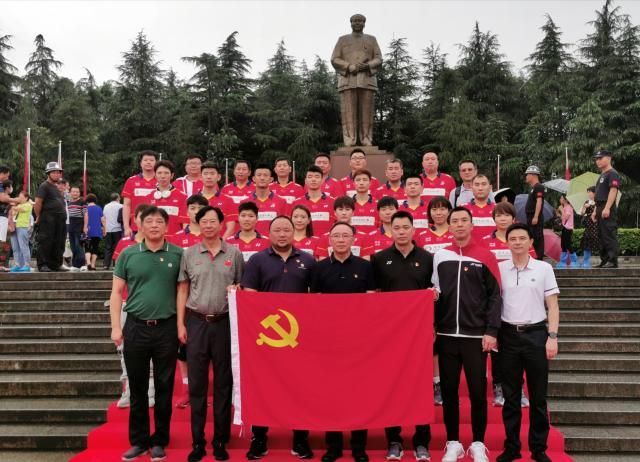 开云体育下载-国羽众将士瞻仰伟大领袖风范 筑牢奥运备战精神