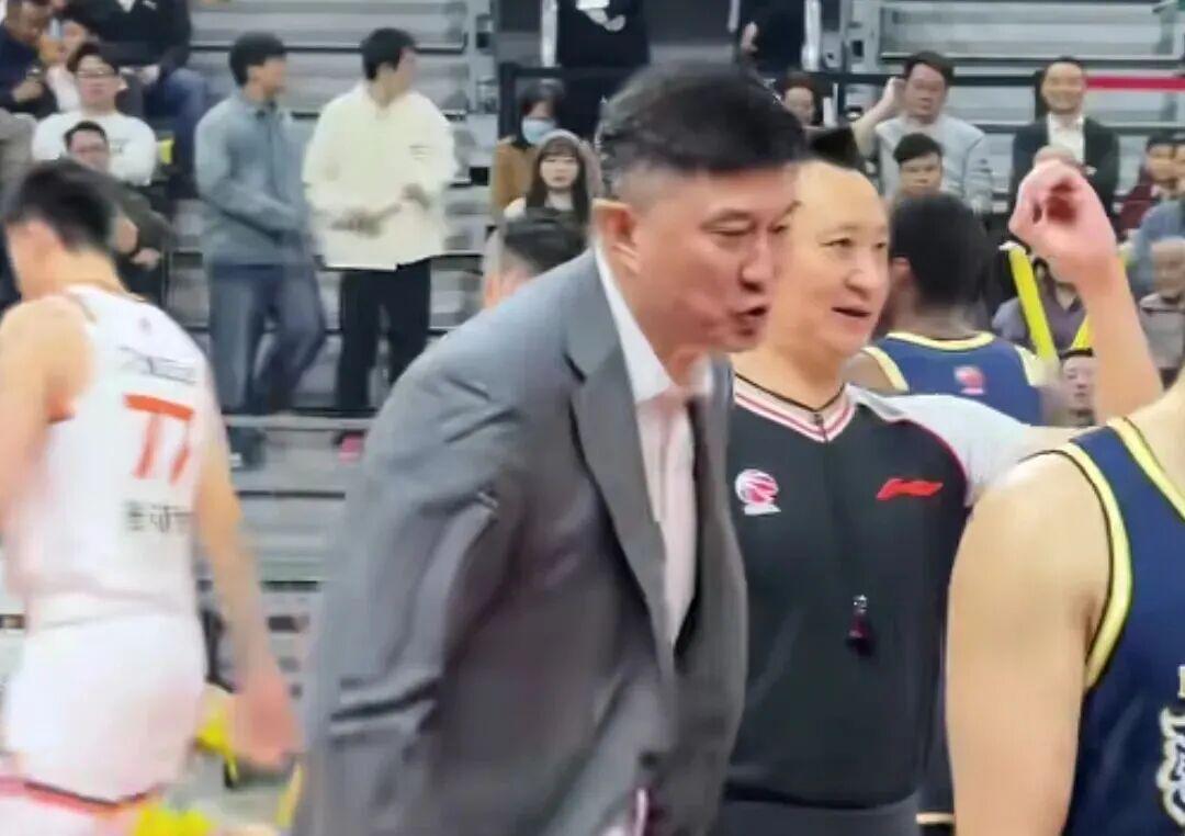 kaiyun-CBA动态更新，带来广东男篮杜锋、杨鸣指导以及北控男篮张庆鹏指导最新消息
